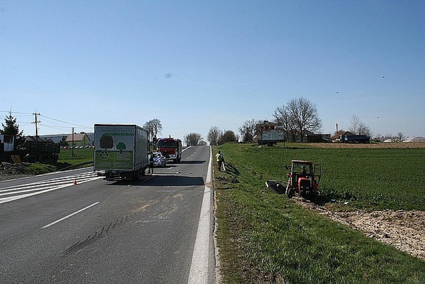 Wypadek w Głuchowie. Ciężarówka uderzyła w traktor