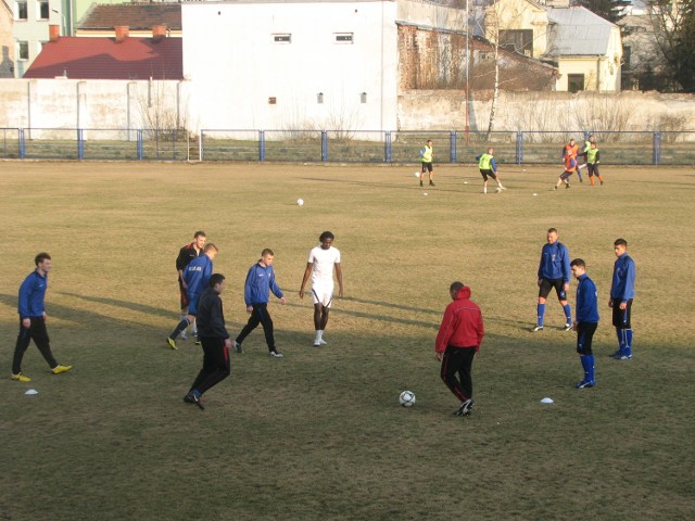W czwartkowym treningu Włocłavii na klubowym stadionie wziął udział Emile Thiakane (na biało)