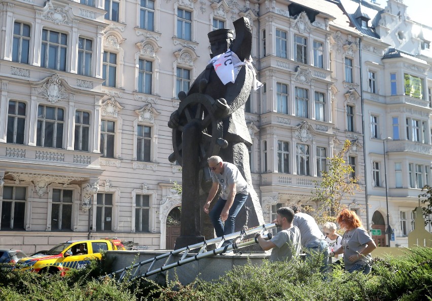 Marynarz z Alei Fontann ubrany w koszulkę z napisem KonsTytucJa [FOTO]