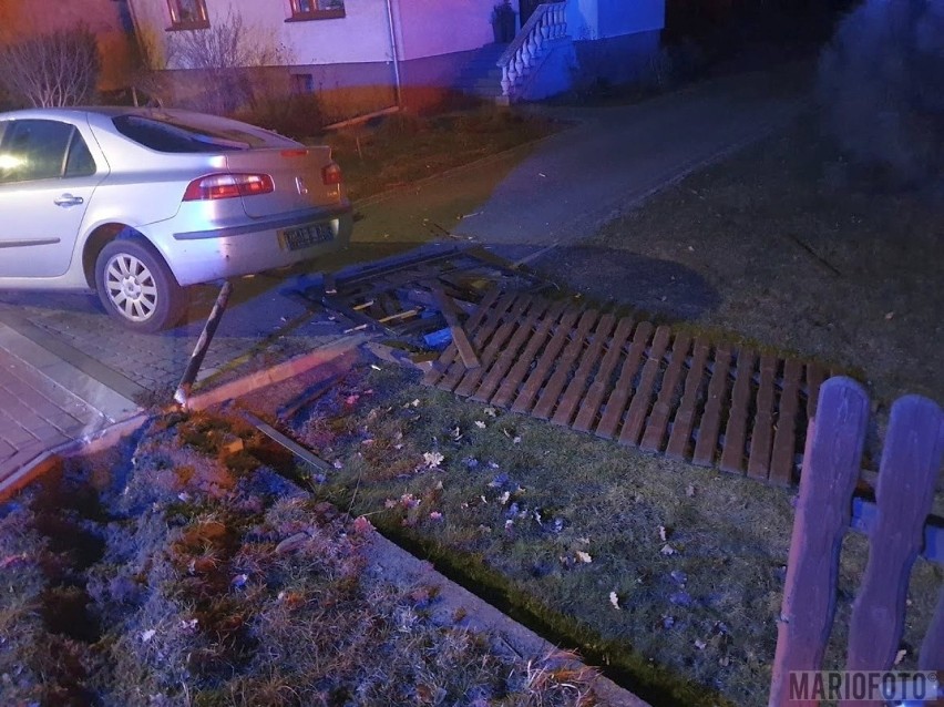 Węgry. Renault skosiło ogrodzenie domu. Za kierownicą siedział pijany 21-latek