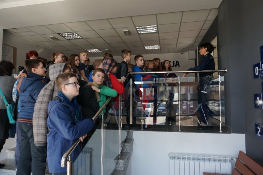 Uczniowie z Łobodna w kłobuckiej komendzie [FOTO]