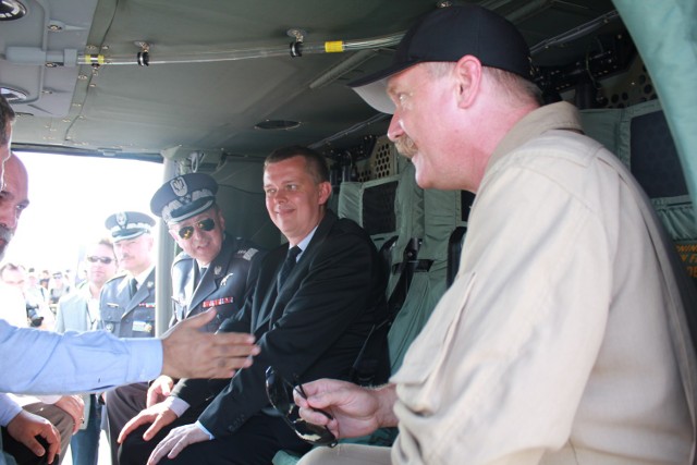 Minister Tomasz Siemoniak oraz Generał Lech Majewski rozmawiają z pilotem Leszkiem Pawułą w kabinie S-70i Black Hawk