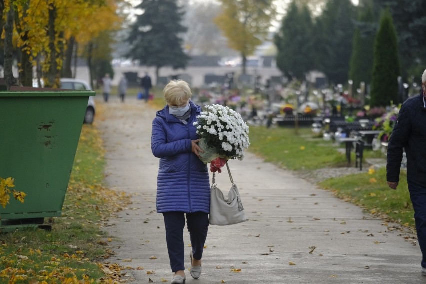 Cmentarze w Toruniu. Tak wygląda sytuacja! Zobacz zdjęcia. Czy 1 listopada będą zamknięte? 