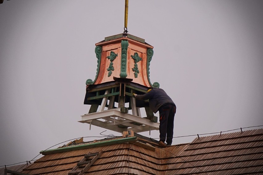 Na dachu Pałacu Saskiego w Kutnie wylądował orzeł. To kolejny etap prac renowacyjnych