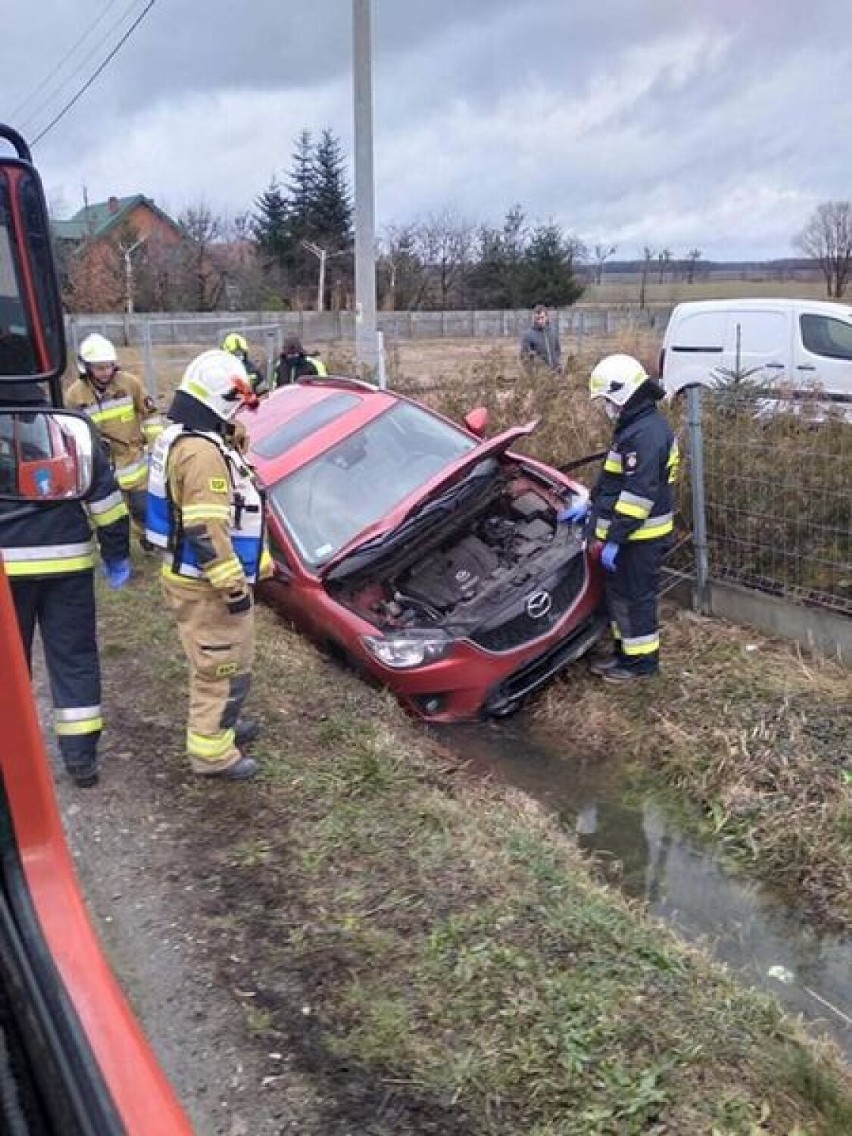 Ostrów Wielkopolski. W Korytnicy kierowca stracił panowanie nad autem i wypadł z drogi [FOTO]