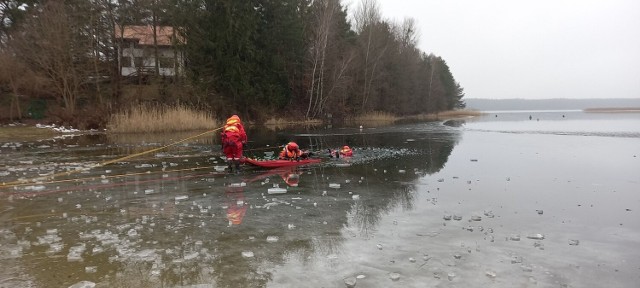 Działania na lodzie wymagają specjalistycznego sprzętu i umiejętności. Strażacy z OSP Wdzydze Tucholskie ćwiczyli jak szybko i sprawnie je przeprowadzić.