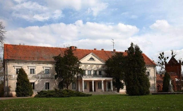 Zespół pałacowy w Taczanowie Drugim.
Pałac pochodzi z końca XVIII wieku, rozbudowany został 1853 roku dla Alfonsa Taczanowskiego w stylu klasycyzmu berlińskiego.