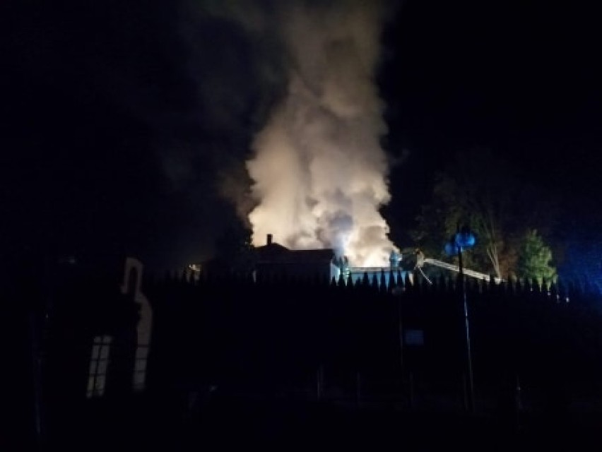 Pożar starej kaplicy w Koszycach Małych. Strażacy gasili płomienie kilka godzin. Przyczyny ustala policja [ZDJĘCIA]