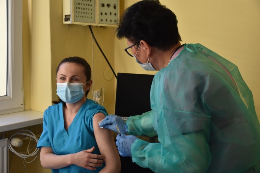 Koronawirus. Rozpoczęły się szczepienia w Wągrowcu. Jako pierwszy szczepionkę przyjął personel medyczny 