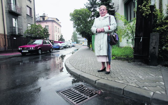 Ulica Na Grządkach. Woda i ścieki zalewają drogę i posesje mieszkańców