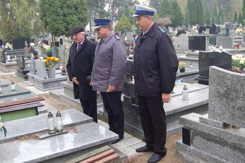Wszystkich Świętych: Policjanci na grobach swoich kolegów