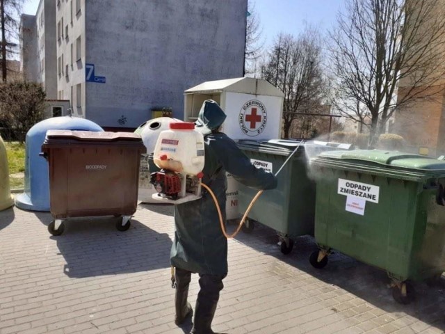Trwa  dezynfekcja altan śmietnikowych zlokalizowanych na terenie całego Sandomierza.