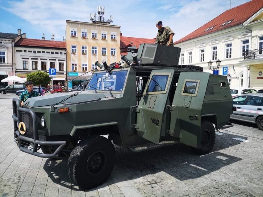 Pojazdy opancerzone na Rynku w Oświęcimiu. Muzeum Techniki Wojskowej z Rajska pochwaliło się częścią swoich zbiorów [ZDJĘCIA]