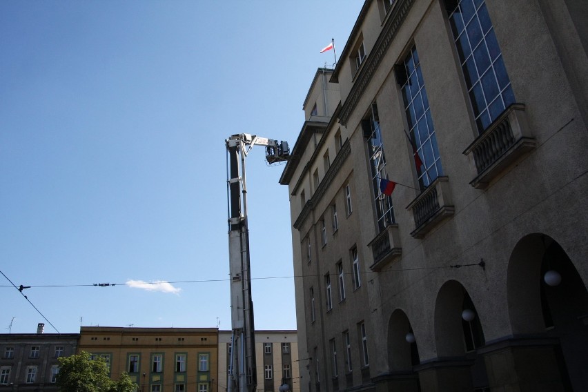 Remont elewacji Urzędu Miasta w Chorzowie właśnie się...