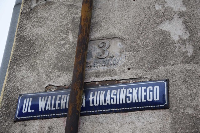 Na niektórych budynkach w Przemyślu zachowały się tabliczki z obecną i dawną nazwą. Nz. dzisiejsza ul. Waleriana Łukasińskiego i dawna ul. Szpitalna.