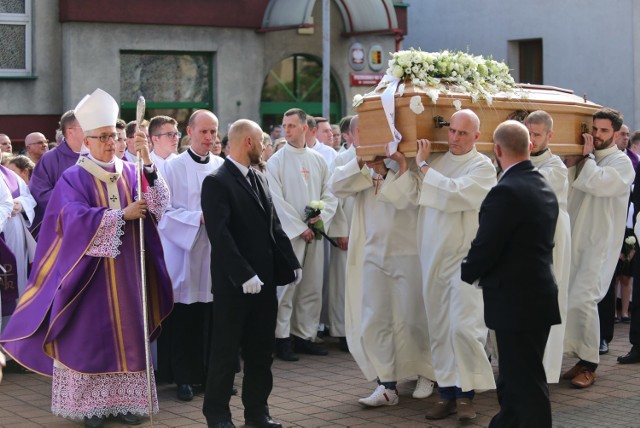 Pogrzeb ks. Andrzeja Cubera odbył się w kościele Najświętszego Serca Pana Jezusa w Chorzowie Batorym. Mszy przewodniczył abp Wiktor Skworc

