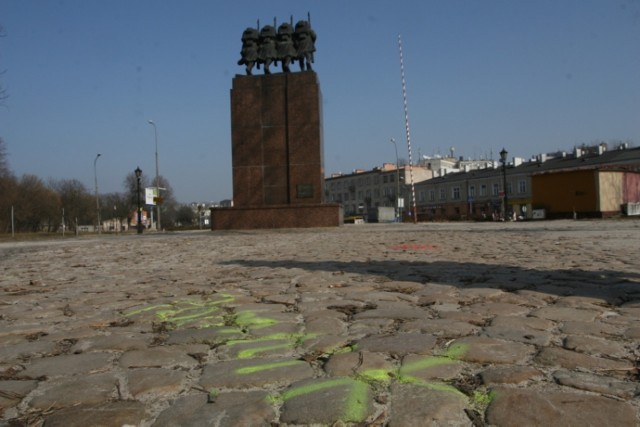 Na placu przed Wojewódzkim Domem Kultury w Kielcach wyznaczono miejsce, na które zostanie przesunięty pomnik Czwórki Legionowej.