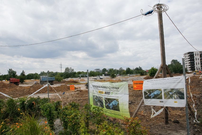 Zamiast betonu będzie zieleń. Zobacz, jak powstaje park w Czyżynach [ZDJĘCIA]