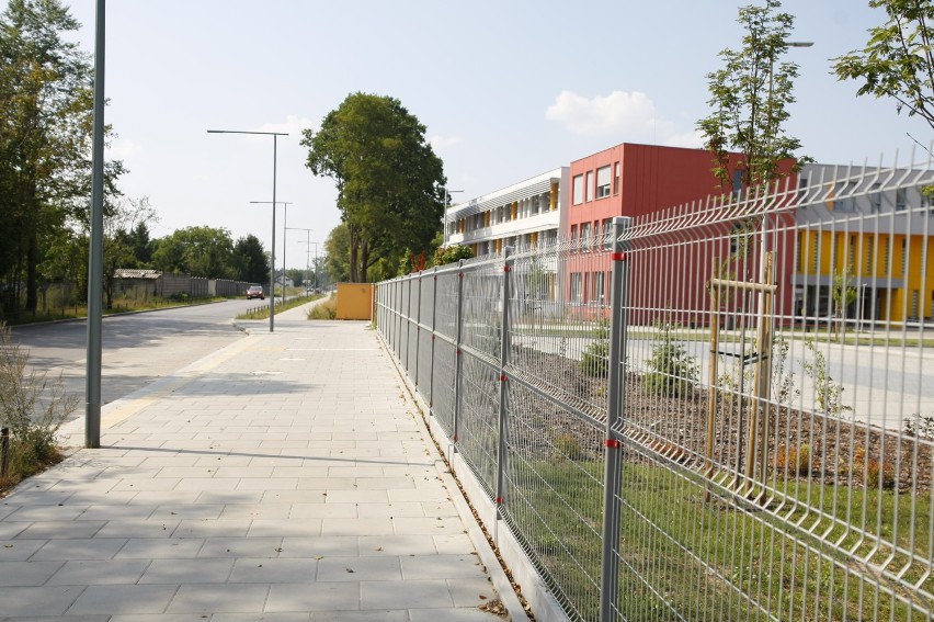 Szkoła bez autobusu. Uczniowie z Białołęki mają do pokonania kilometr na nogach