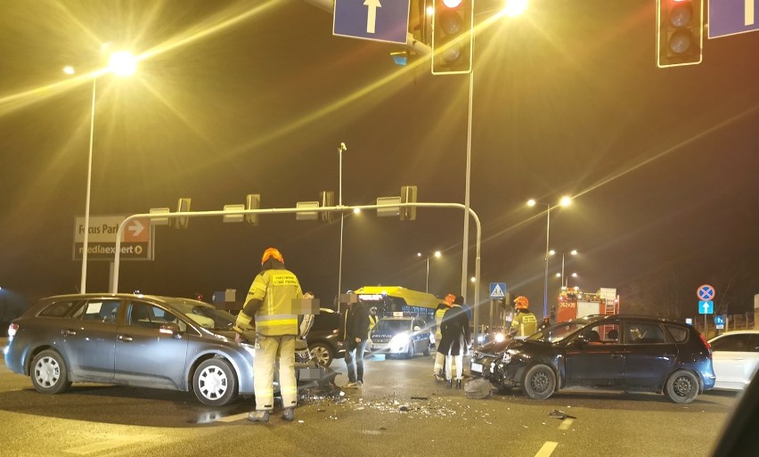 Wypadek na skrzyżowaniu ulic Chopina - Cmentarna we Włocławku. Zderzenie hyundaia z toyotą [zdjęcia]