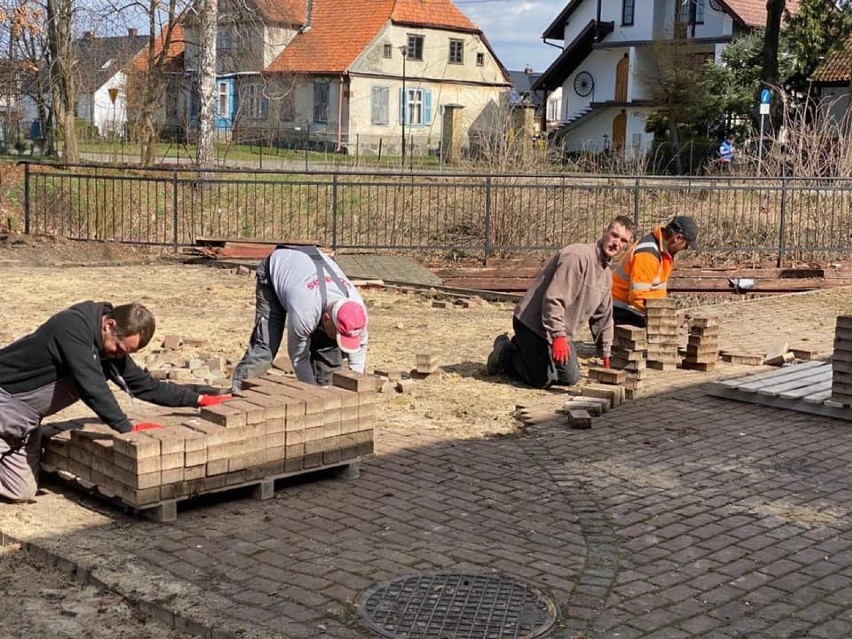 Nowe miejsce odpoczynku w Cedrach Wielkich. Trwa rewitalizacja terenu przy stawie