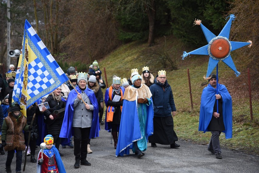 Orszak Trzech Króli w Radymnie. Barwne korowody przyszły do stajenki przy kościele pw. św. Wawrzyńca [ZDJĘCIA]