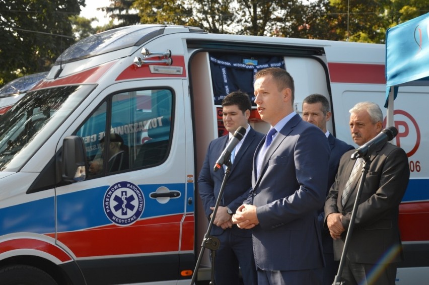 Dwie nowe karetki dla Tomaszowskiego Centrum Zdrowia [ZDJĘCIA, FILM]