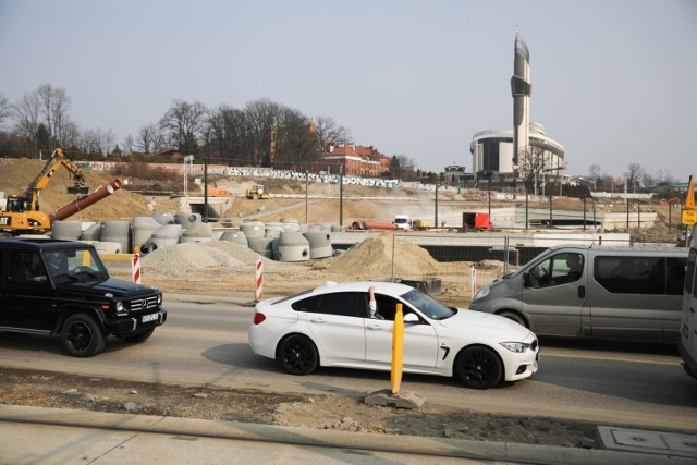 W związku z budową Trasy Łagiewnickiej w piątek (26 marca) wprowadzona została tymczasowa zmiana organizacji ruchu na ul. Zakopiańskiej. Przez okres około 2 tygodni inaczej niż dotąd prowadzony jest tam ruch na jezdniach w rejonie skrzyżowania z ul. Zbrojarzy.