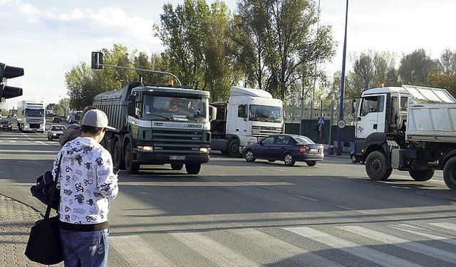 Ciężarówki dowożące kruszywo na place budów autostrady A2 rozjeżdżają Skierniewice