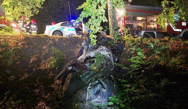 10 października pod Dolicami był śmiertelny wypadek. Zginął 16-letni pasażer tego niemal doszczętnie rozbitego auta.