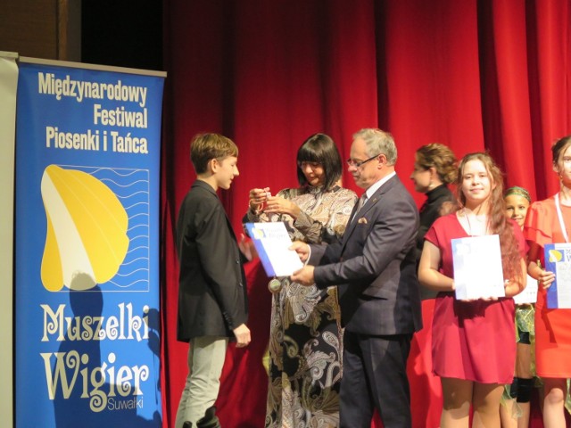 Adam Skalski ze Studia Piosenki Rezonans w Zielonej Górze zdobył Srebrną Muszelkę i drugie miejsce w XXI Międzynarodowym Festiwalu Piosenki i Tańca „Muszelki Wigier” (live) w Suwałkach.