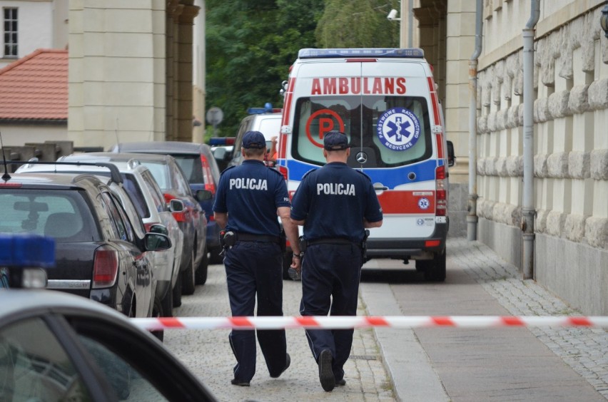 Alarm bombowy w głogowskim sądzie. Ewakuowano obiekt, przerwano rozprawy [ZDJĘCIA]