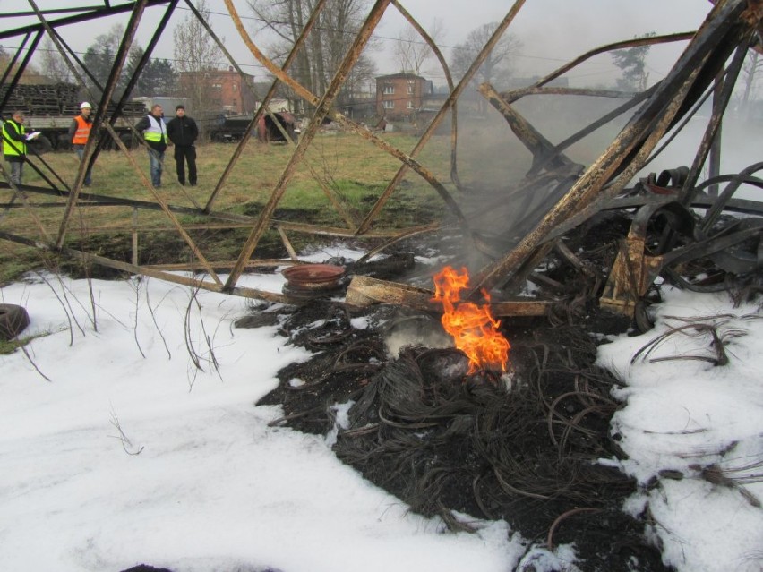 Tychy: Płonący stos 200 opon uszkodził 4 słupy energetyczne, 400 mieszkańców bez prądu