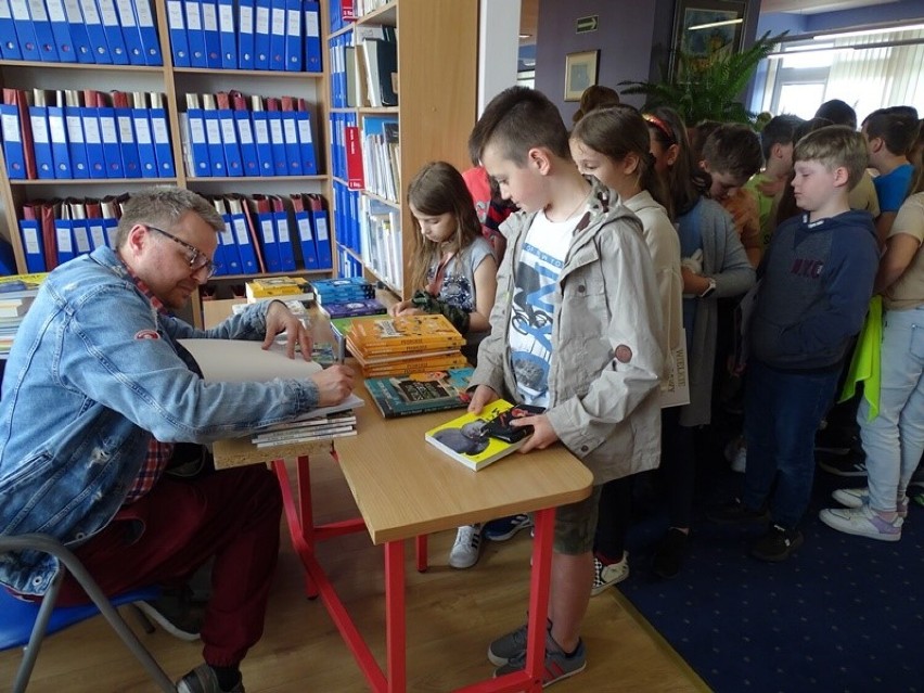 Spotkanie z pisarzem i konkurs plastyczny w Krośnieńskiej Bibliotece Publicznej. VIP-y czytały dzieciom [ZDJĘCIA]