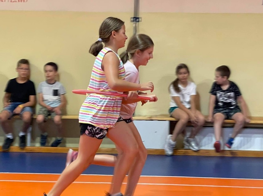 Wakacje 2021 w MOSiR w Radomsku. Trwają sportowo-rekreacyjne zajęcia dla dzieci ZDJĘCIA