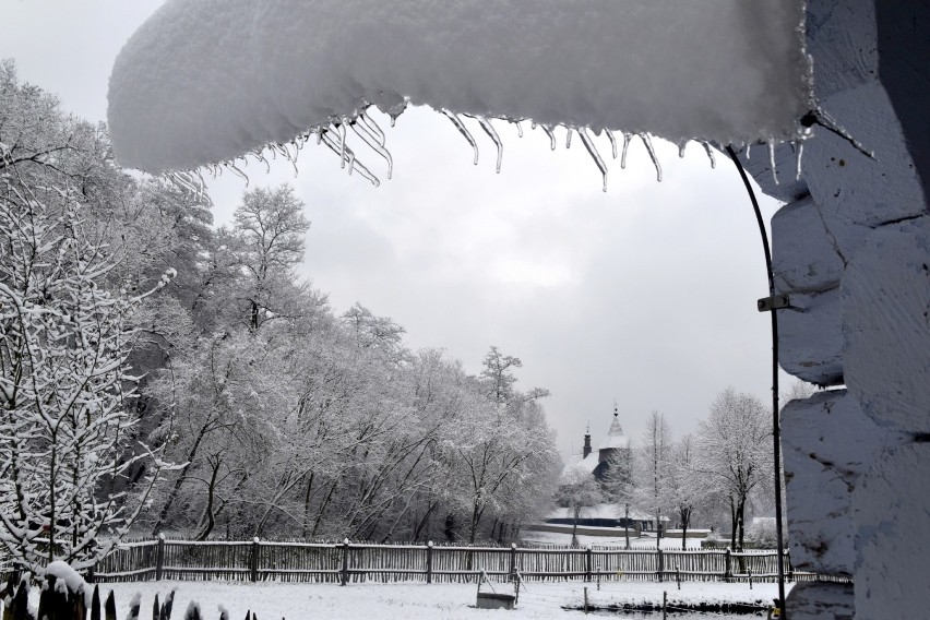 Zima w Sanoku. Skansen pokryty białym puchem [ZDJĘCIA]