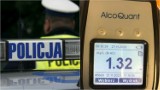 Kompletnie pijanej kobiecie zepsuł się samochód na autostradzie A4 pod Tarnowem. O pomoc prosiła innego kierowcę, który holował jej auto
