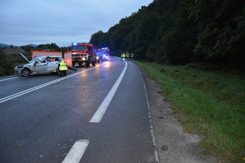 Tragiczny wypadek w Nowej Wsi, na trasie Miejsce Piastowe-Barwinek. W zderzeniu ciężarówki z volkswagenem zginęła 17-latka