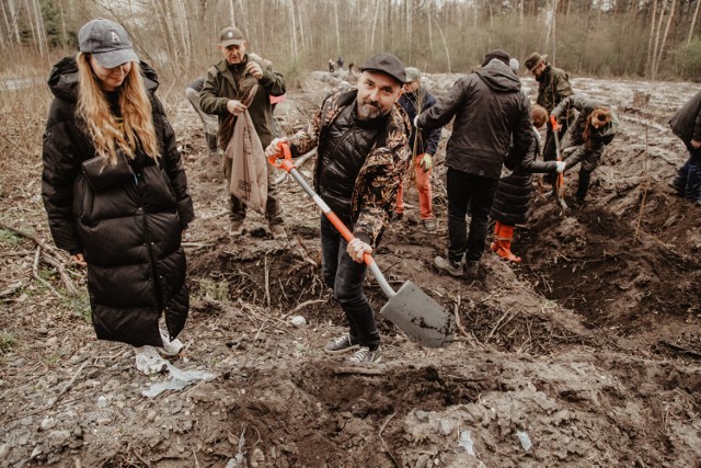 Na 125 rocznicę powstania Teatru Zagłębia pracownicy i przyjaciele Teatru Zagłębia zasadzili 125 drzew. Zobacz kolejne zdjęcia. Przesuwaj zdjęcia w prawo - naciśnij strzałkę lub przycisk NASTĘPNE