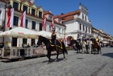 Narodowe Święto Konstytucji 3 Maja w Sandomierzu. Piękna uroczystość na Rynku z udziałem kawalerii. Zobaczcie zdjęcia  