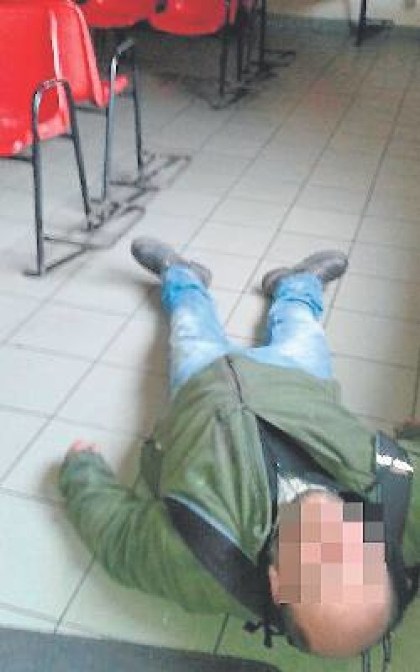 Bezdomni w Żorach okupują dworzec PKS 