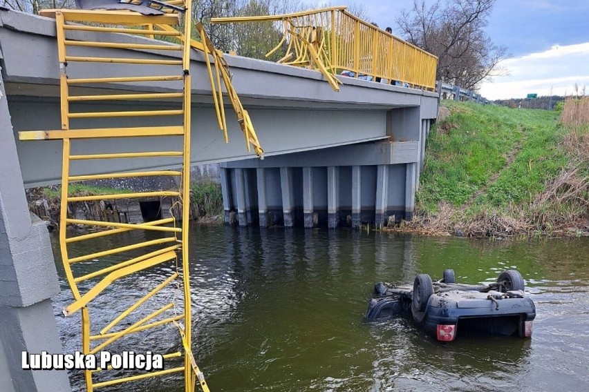 Auto spadło z mostu do rzeki. Za kierownicą siedział młody kierowca