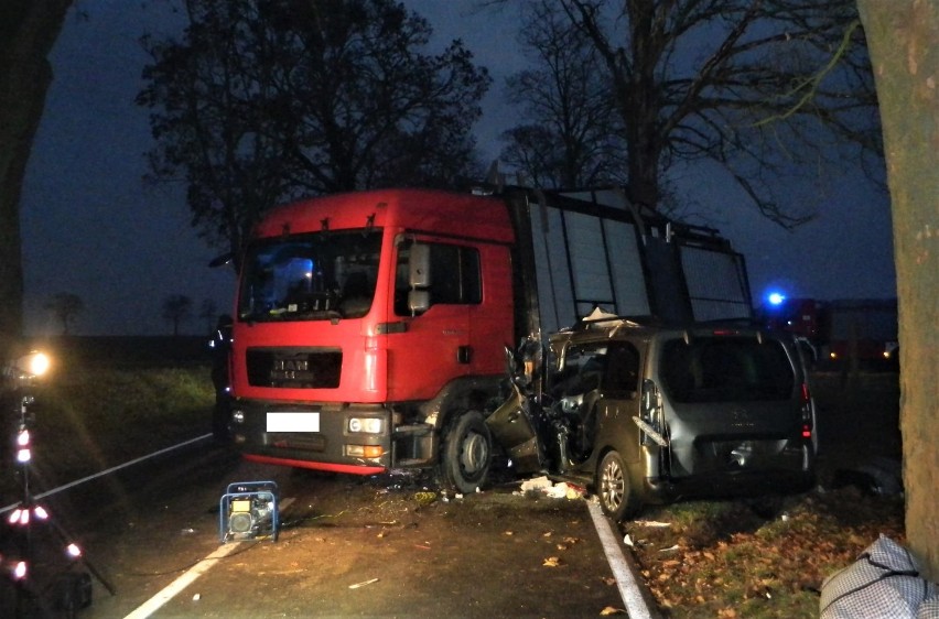 Citroen uderzył w ciężarowego Mana. Kierowca auta osobowego...