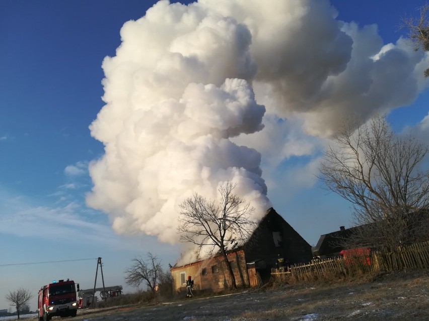 Gmina Chojnice. Groźny pożar w Nicponiach - pali się budynek mieszkalny, poszkodowane są 2 osoby