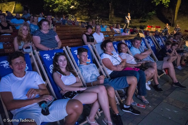 Piątkowe kino na leżakach.