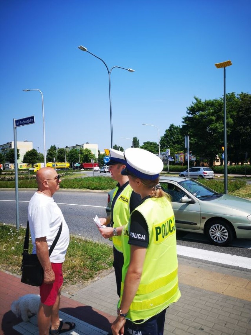 Policja w Kaliszu pouczała pieszych. „Zapatrzony niechroniony – nieusprawiedliwiony!”. ZDJĘCIA