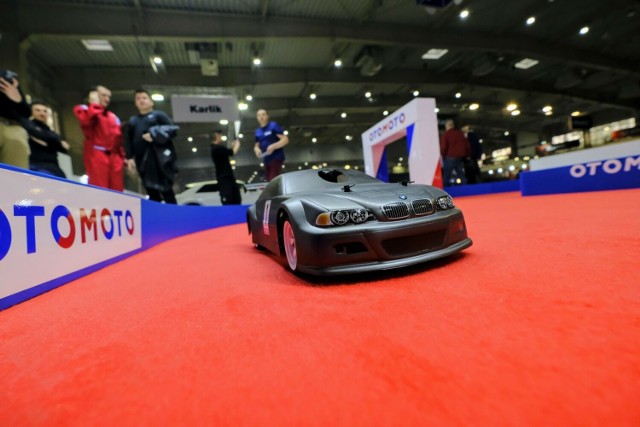Tajemniczą atrakcją okazał się wyścig aut z technologią VR na stoisku OtoMoto.