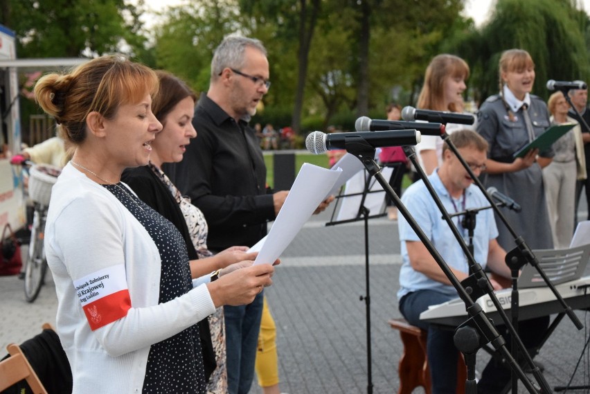 „Powstańcze śpiewanie” w Kraśniku. Mieszkańcy uczcili 75. rocznicę Powstania Warszawskiego (ZDJĘCIA,WIDEO)