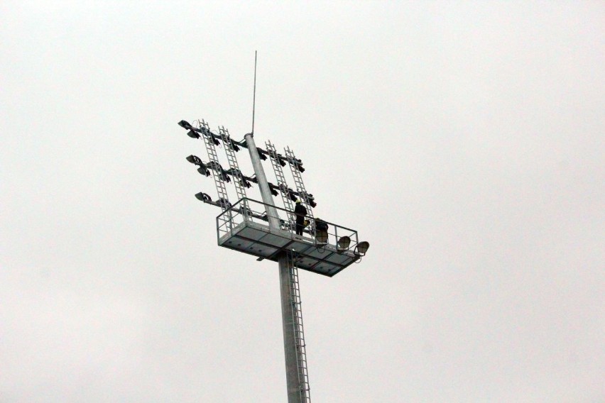 Trwa test oświetlenia na radomskim stadionie, przy Narutowicza 9. Robi wrażenie [ZDJĘCIA] 