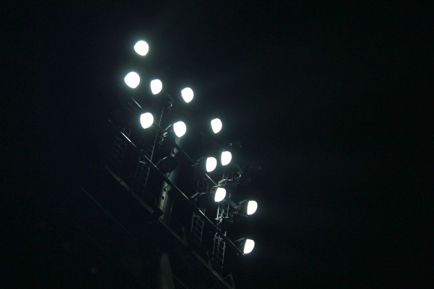 Trwa test oświetlenia na radomskim stadionie, przy Narutowicza 9. Robi wrażenie [ZDJĘCIA] 